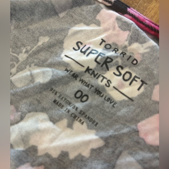 TORRID Spring Floral Black + Pink Dress V Neck and Quarter Sleeves M/L 10 00 NWT - Picture 5 of 14